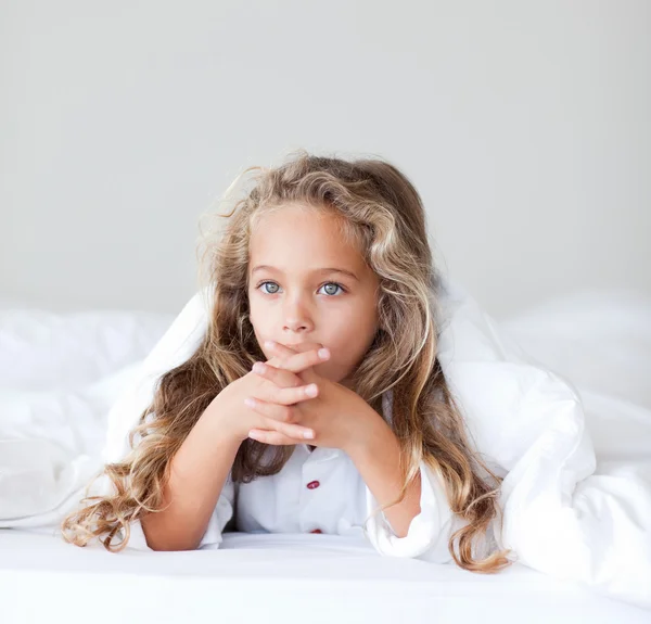 Rozkošná holčička v posteli — Stock fotografie