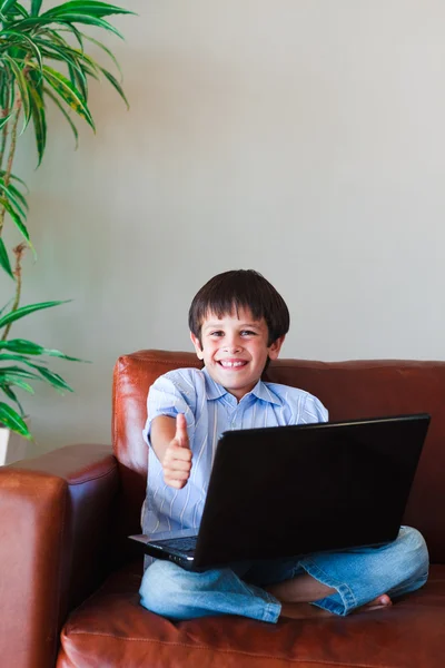 Enfant jouant avec son ordinateur portable — Photo