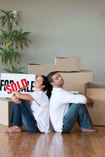 Genç çift ev satın alma sonra rahatlatıcı — Stok fotoğraf