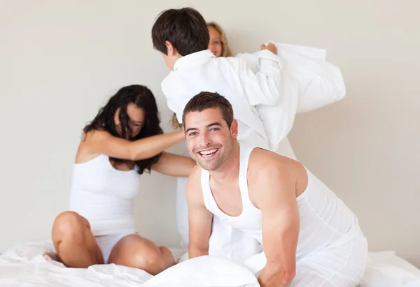 Okos ember, szórakozik a családja az ágyban — Stock Fotó