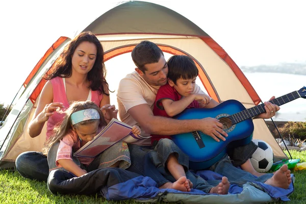年轻的家庭，在帐篷里玩 — 图库照片