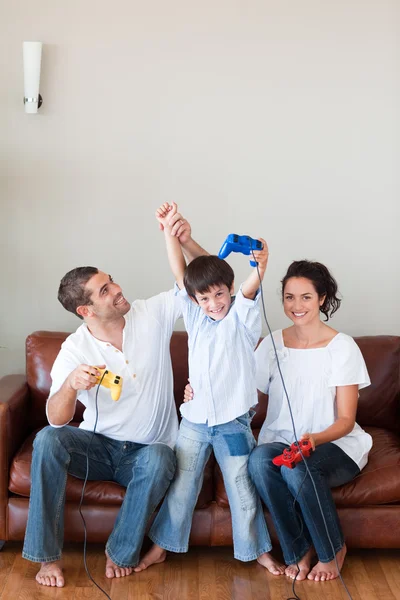 Affecionate familj spelar TV-spel — Stockfoto