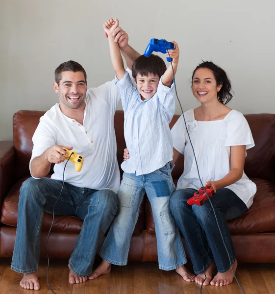 Happy family playing video games — Stock Photo, Image