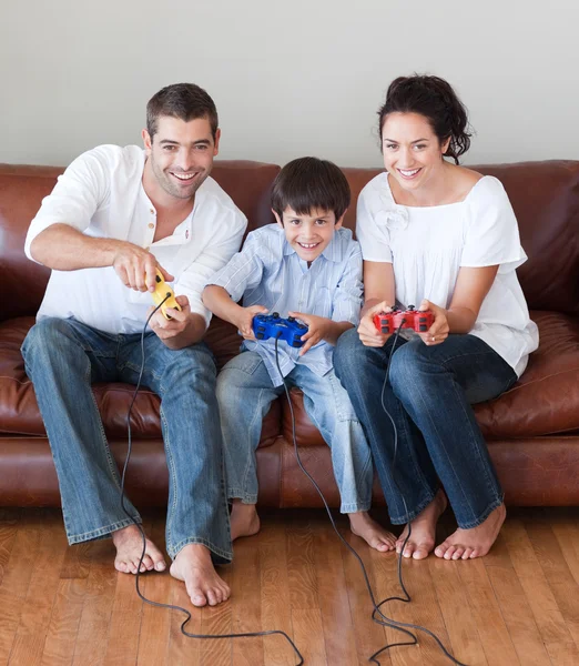 Jovem família brincando na sala de estar — Fotografia de Stock