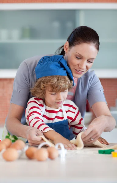 Malý chlapec pečení s matkou — Stock fotografie