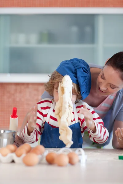 Criança pequena assar na cozinha — Fotografia de Stock