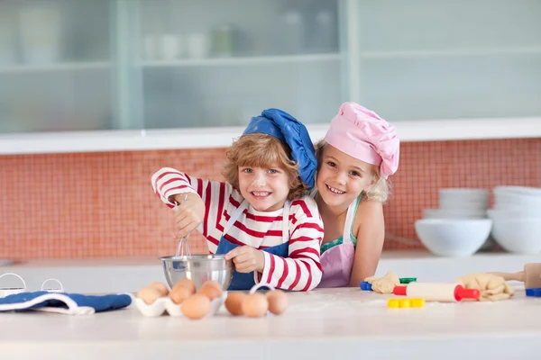 Smiling siblings in the kitchen — Stock Photo, Image