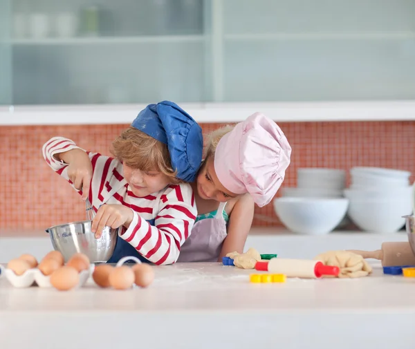 Glada syskon matlagning kex — Stockfoto