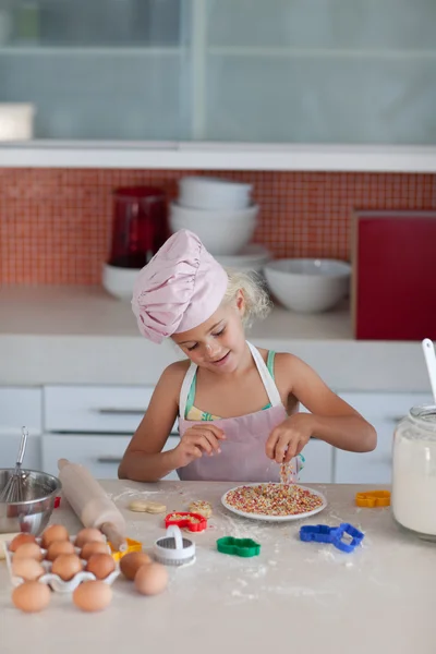 Schönes junges Mädchen arbeitet in der Küche — Stockfoto