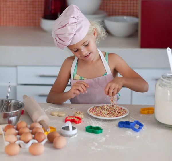 Ganska ung flicka arbetar i köket — Stockfoto