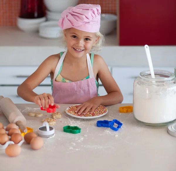 Söt flicka bakning kakor — Stockfoto