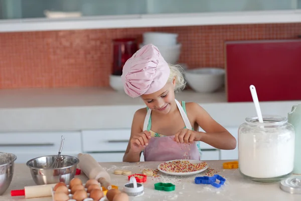 Chica rubia horneando galletas para su familia — Foto de Stock