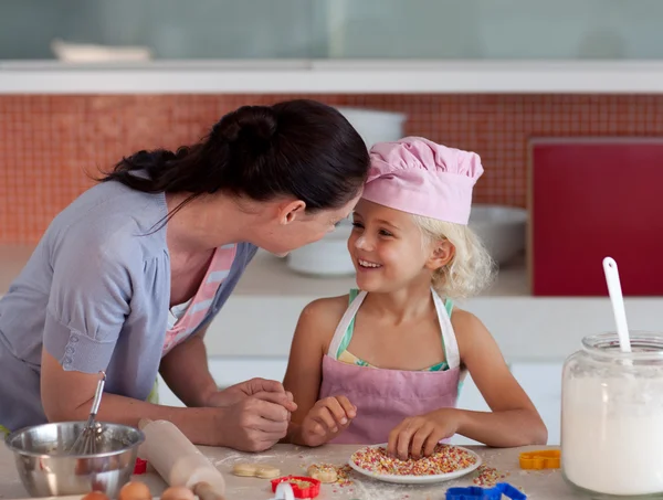 Potrait van moeder en dochter in keuken — Stockfoto