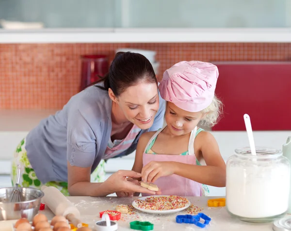 Madre joven enseñando a los niños a cocinar — Foto de Stock