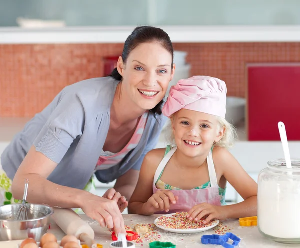 Portrait of family baking cookies — Stock Photo, Image