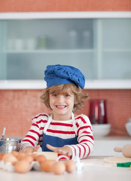 Glücklicher Junge mit blauer Mütze — Stockfoto