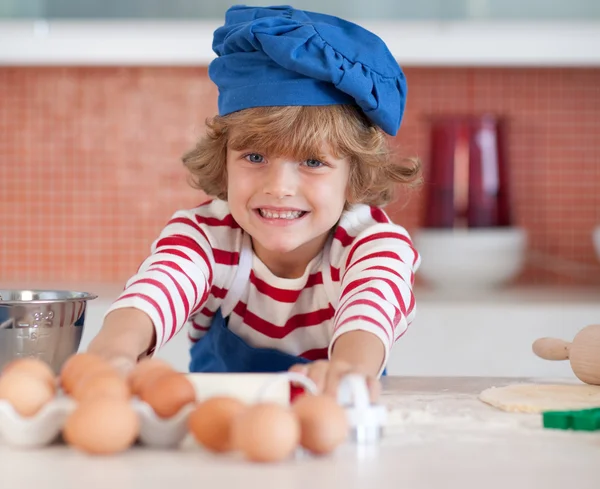 Glimlachend kind met eieren — Stockfoto