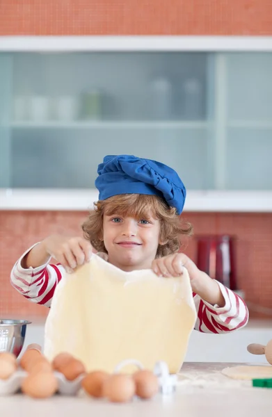 Bedårande barn bakning — Stockfoto