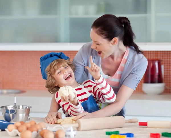 Gülen aile eğleniyor mutfakta — Stok fotoğraf
