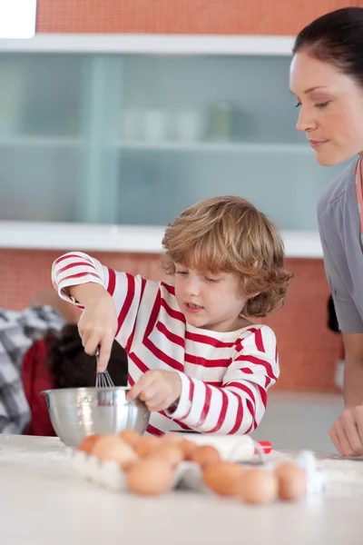 Liten pojke arbetar i köket — Stockfoto