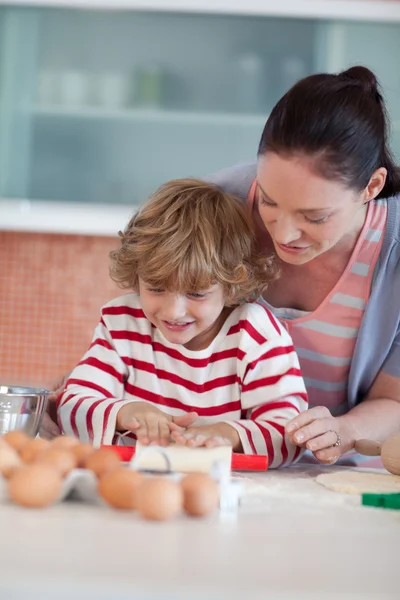 Handsome mother and his son in the kitchen — Stock Photo, Image