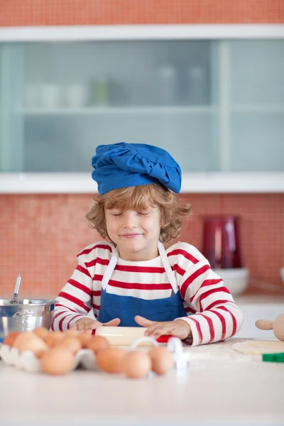 Lachende jongen bakken — Stockfoto