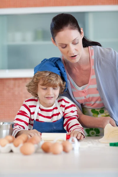Brunette femme cuisson avec un petit garçon — Photo