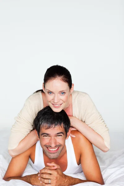 Glückliches Paar im Bett vor weißem Hintergrund — Stockfoto