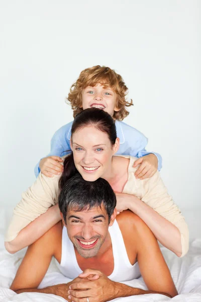 Bonito criança e seus pais se divertindo — Fotografia de Stock