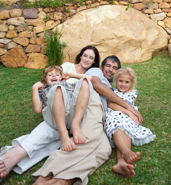 Família jovem desfrutando do verão — Fotografia de Stock