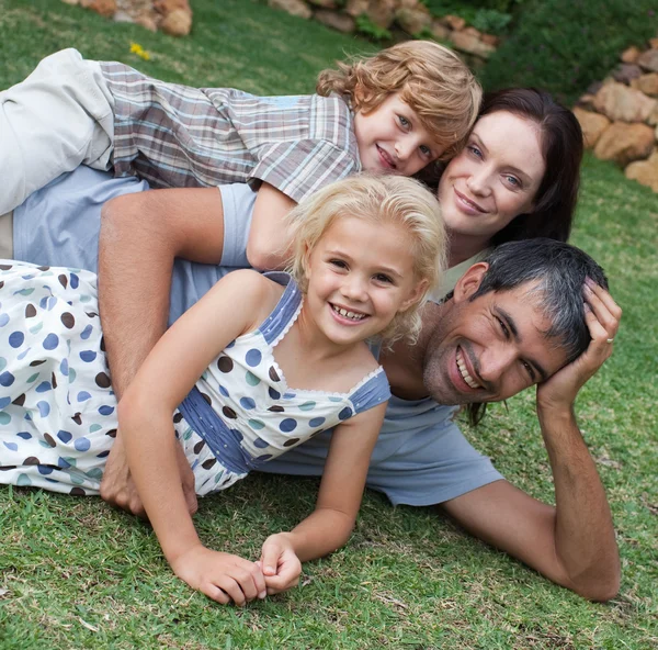 Aanhankelijk jonge gezin in de zon — Stockfoto
