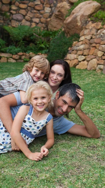 Glimlachend jonge gezin in de zon — Stockfoto