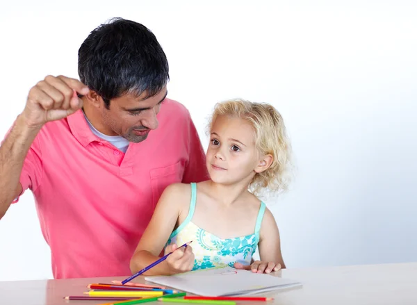 Guapo padre explicando algo a su hijita — Foto de Stock