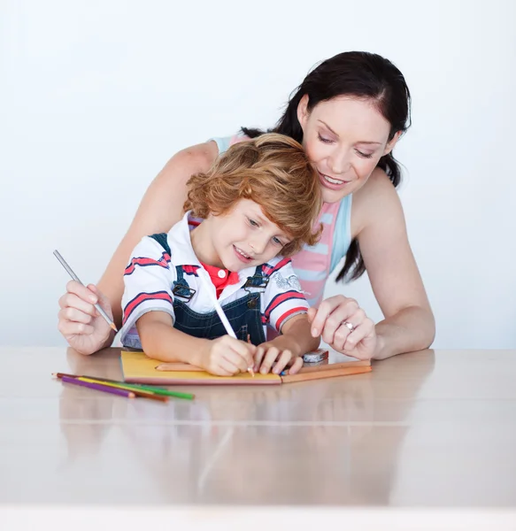 Mutter hilft ihrem Sohn beim Zeichnen — Stockfoto