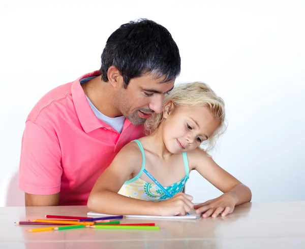 Πατέρα, βοηθώντας την κόρη να ζωγραφίσετε μια εικόνα του χαριτωμένο — Φωτογραφία Αρχείου