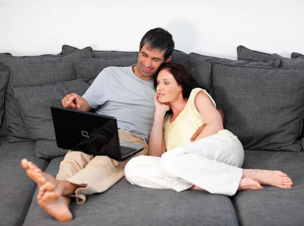 Casal íntimo usando um laptop — Fotografia de Stock