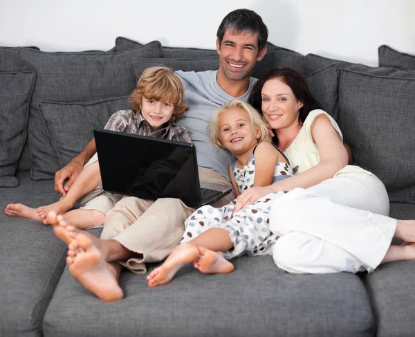 Οι γονείς και τα παιδιά χρησιμοποιώντας ένα φορητό υπολογιστή — Φωτογραφία Αρχείου