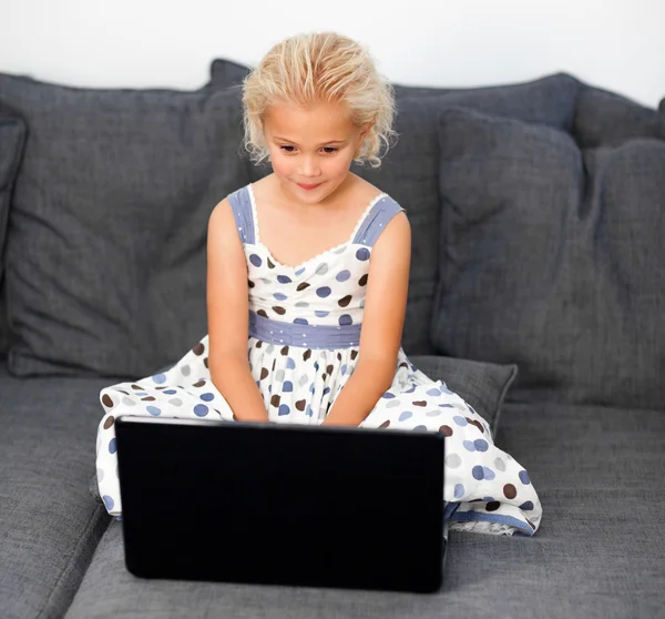 Söt tjej med en bärbar dator — Stockfoto