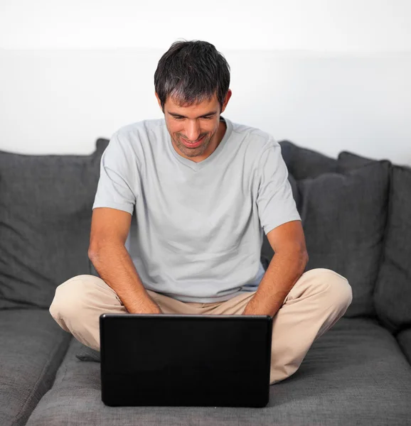 Piękny mężczyzna pracuje na laptopie — Zdjęcie stockowe