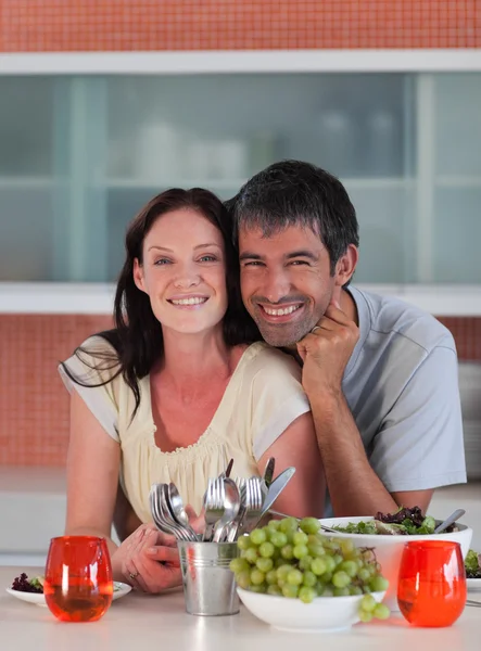 Χαμογελώντας ζευγάρι στην κουζίνα — Φωτογραφία Αρχείου