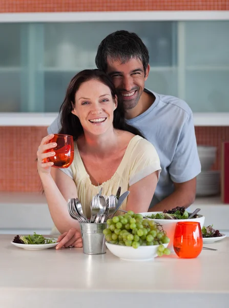 Интимная пара, стоящая на кухне — стоковое фото