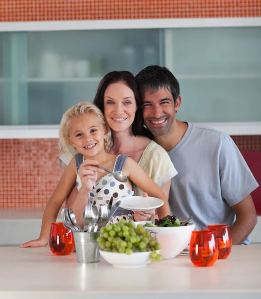 Glad familie i köket — Stockfoto