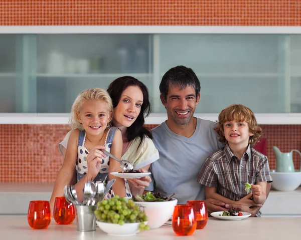 Joven familie comer juntos —  Fotos de Stock