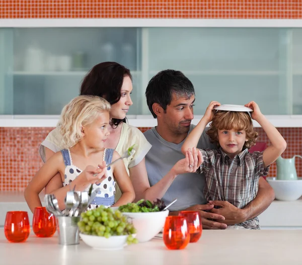 Pais com os filhos na cozinha — Fotografia de Stock