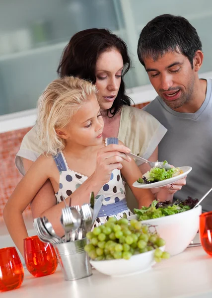 Linda chica con sus padres en la cocina —  Fotos de Stock