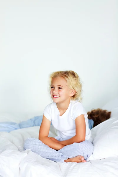 Kleines Mädchen vor weißem Hintergrund — Stockfoto