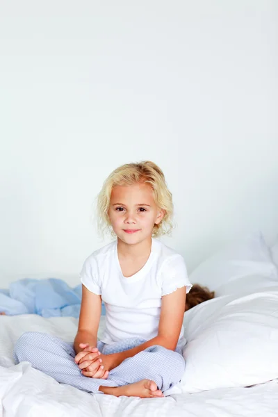 Roztomilá dívka na posteli — Stock fotografie