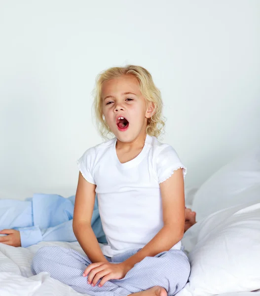 Маленькая девочка зевает — стоковое фото