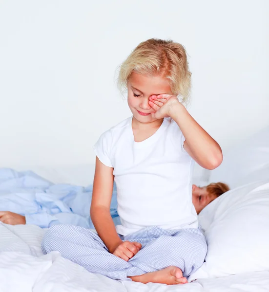 Niedliche kleine Mädchen wollen schlafen — Stockfoto