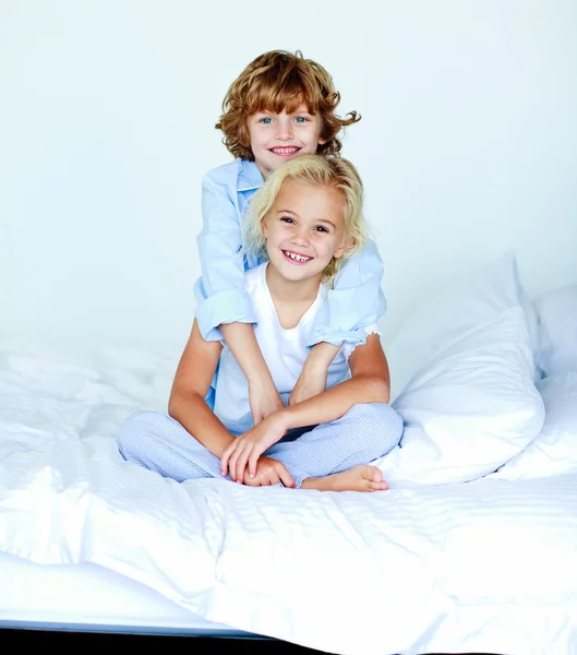 Hermano abrazando su siter en la cama —  Fotos de Stock